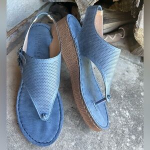 Journee Mckell women’s wedge heel blue sandals w/double buckle Sz-7.5. K